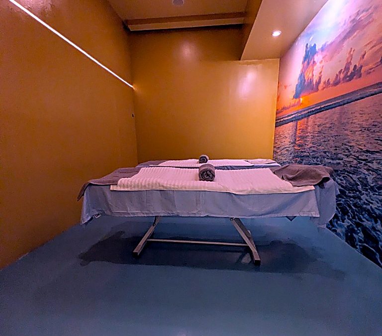 Private couples massage room with sunset ocean mural at Masaje Milagroso Cacho Tijuana Plaza ETU